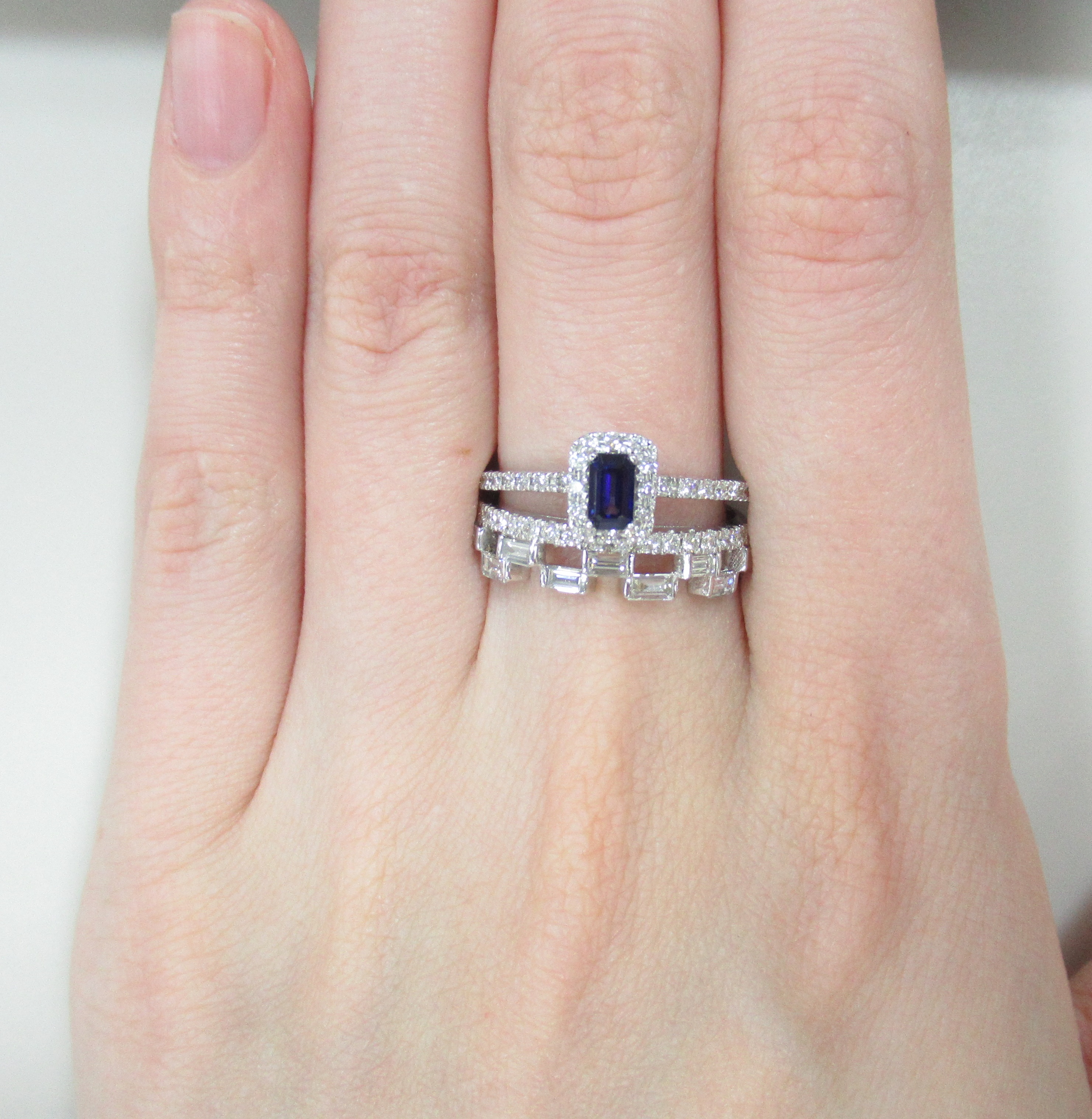 Кольцо из белого золота с сапфиром